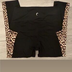 Zyia Active Women’s Cropped Athletic Leggings Size 8-10 Black & Cheetah Print
